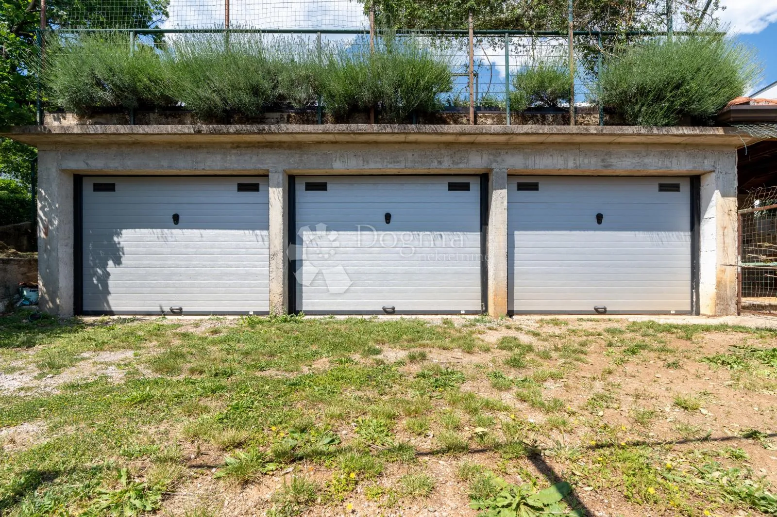 srdoči-240m2 više parkirna mjesta,okućnice 931m2 - slika 28