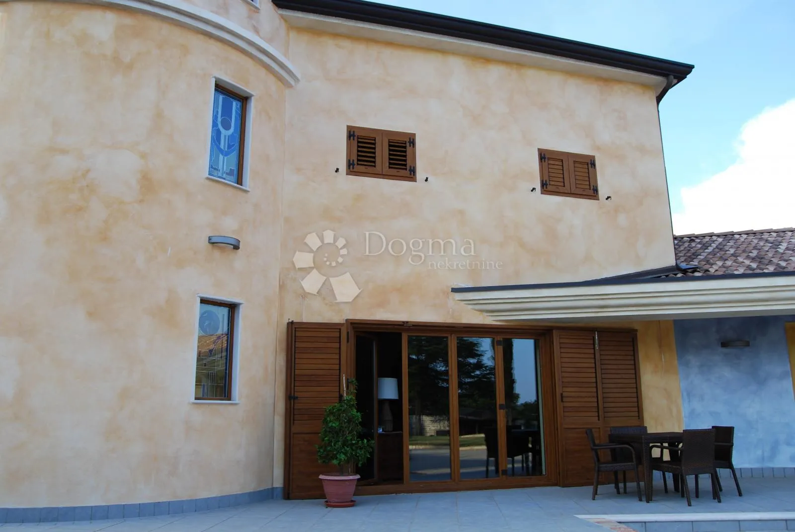 vila vrhunske gradnje s velikom parcelom i potpunom privatnošću - slika 2