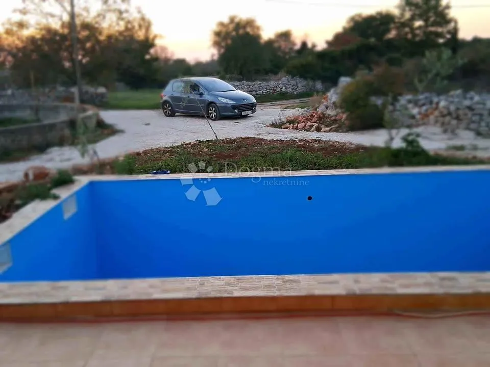 šarmantna prizemnica s bazenom u mirnom okruženju – okolica svetvinčenta - slika 6