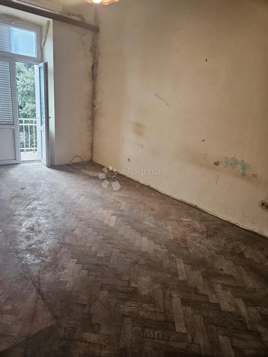 stan za renovaciju prvi red do mora! - slika 9
