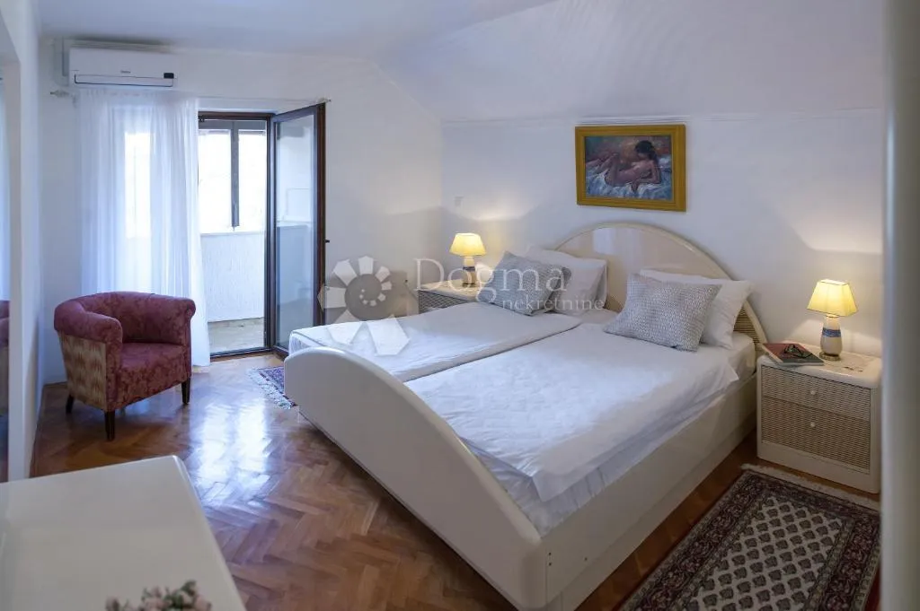 luksuzna kuća sa bazenom na samo 300 m od mora - slika 58