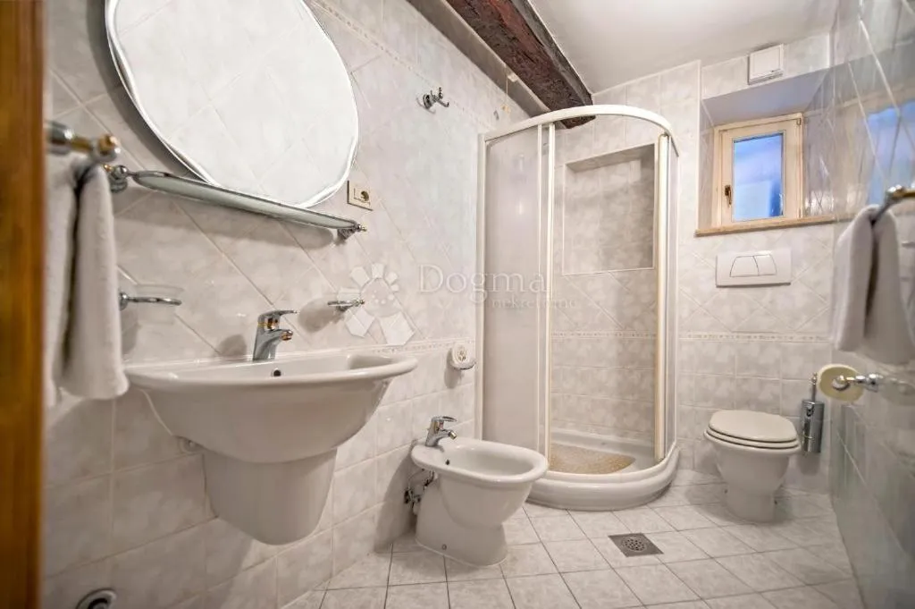 rovinj - kuća sa šest apartmana u srcu starog grada - slika 7
