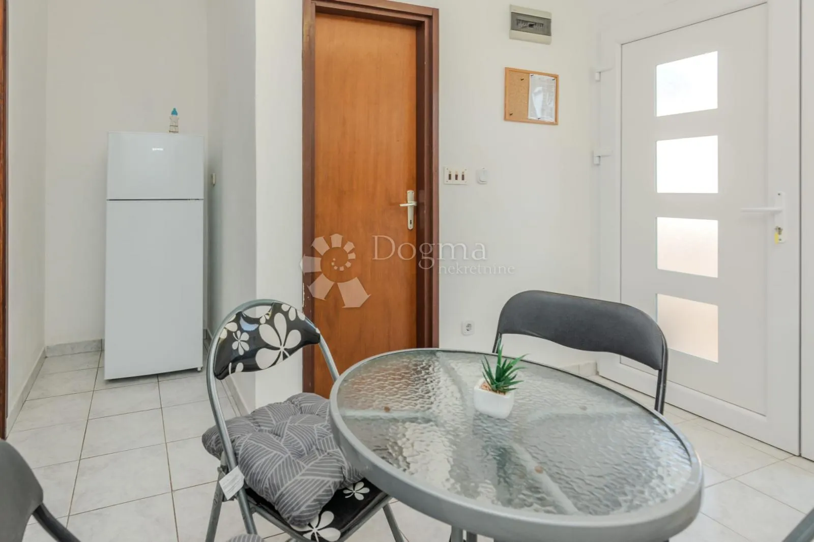 kuća sa tri apartmana - slika 11