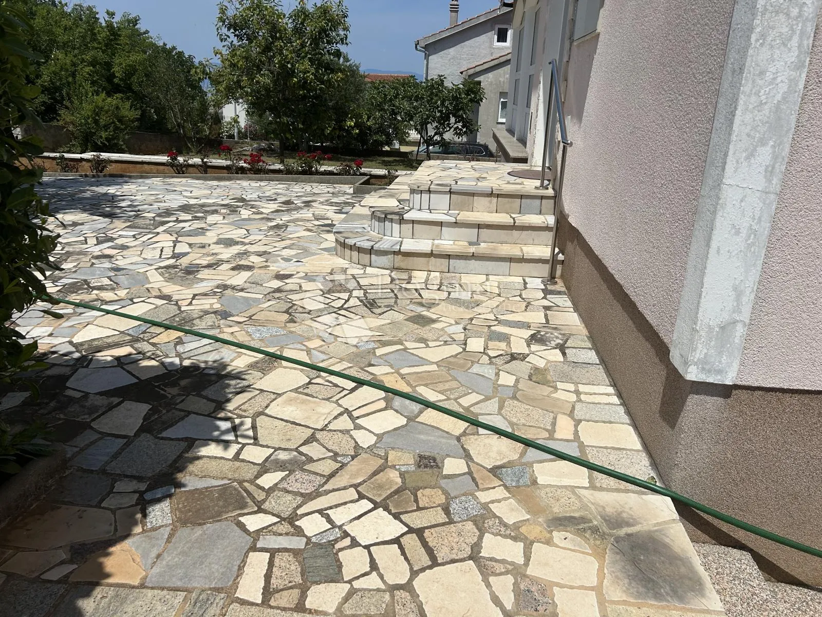 otok krk-kuća s tri stambene jedinice i garažom - slika 22