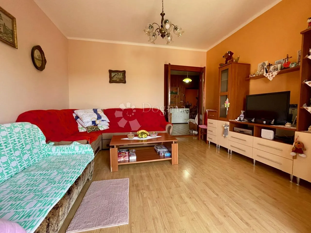 kuća, s restoranom u prizemlju, u centru buja - slika 23