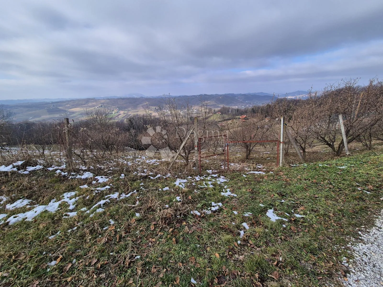 šarmantna vikendica sa voćnjakom i vinogradom na brijegu okruženom dvorcima - slika 14