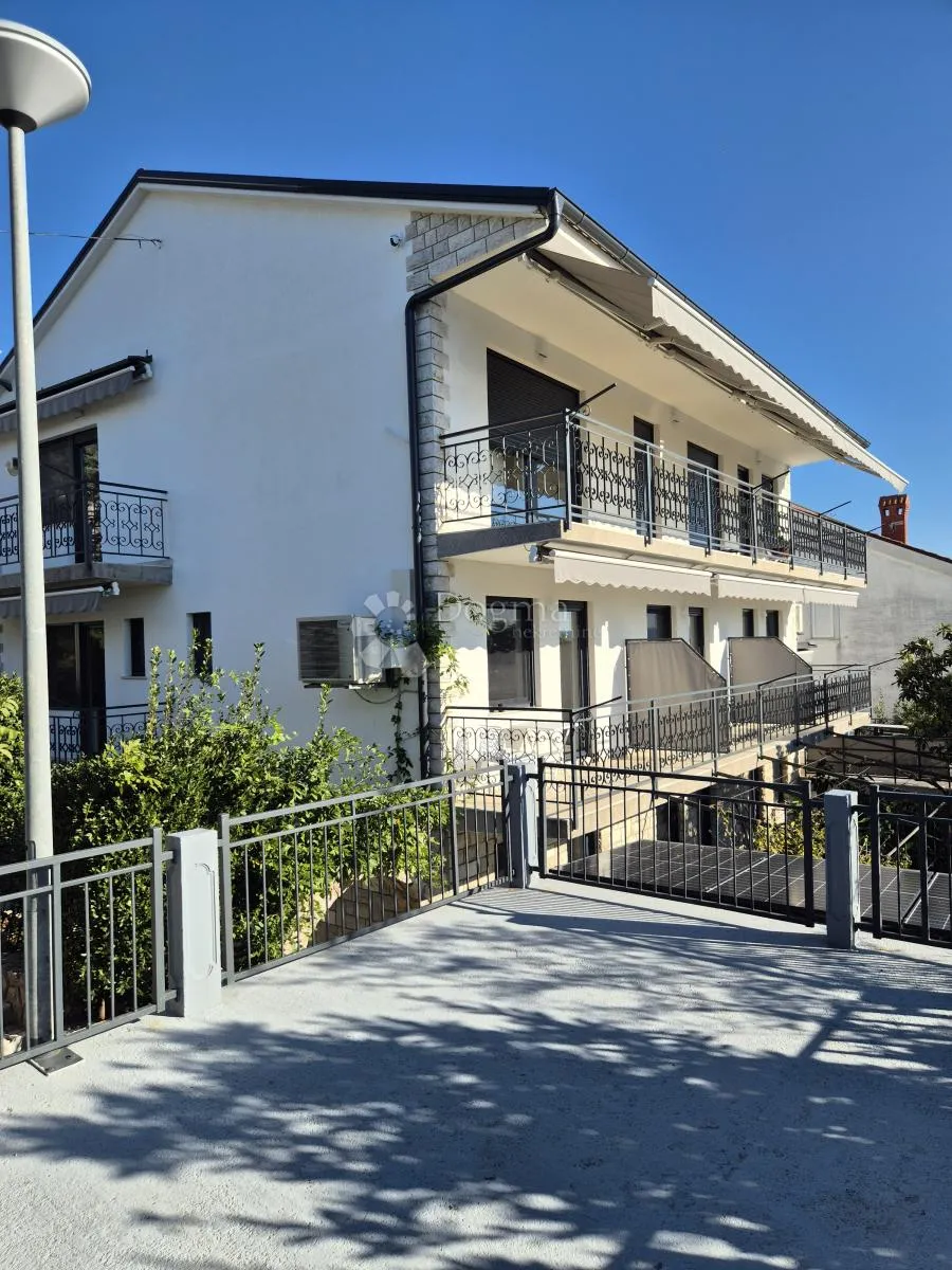 višestanbena kuća s 11 apartmana - slika 1