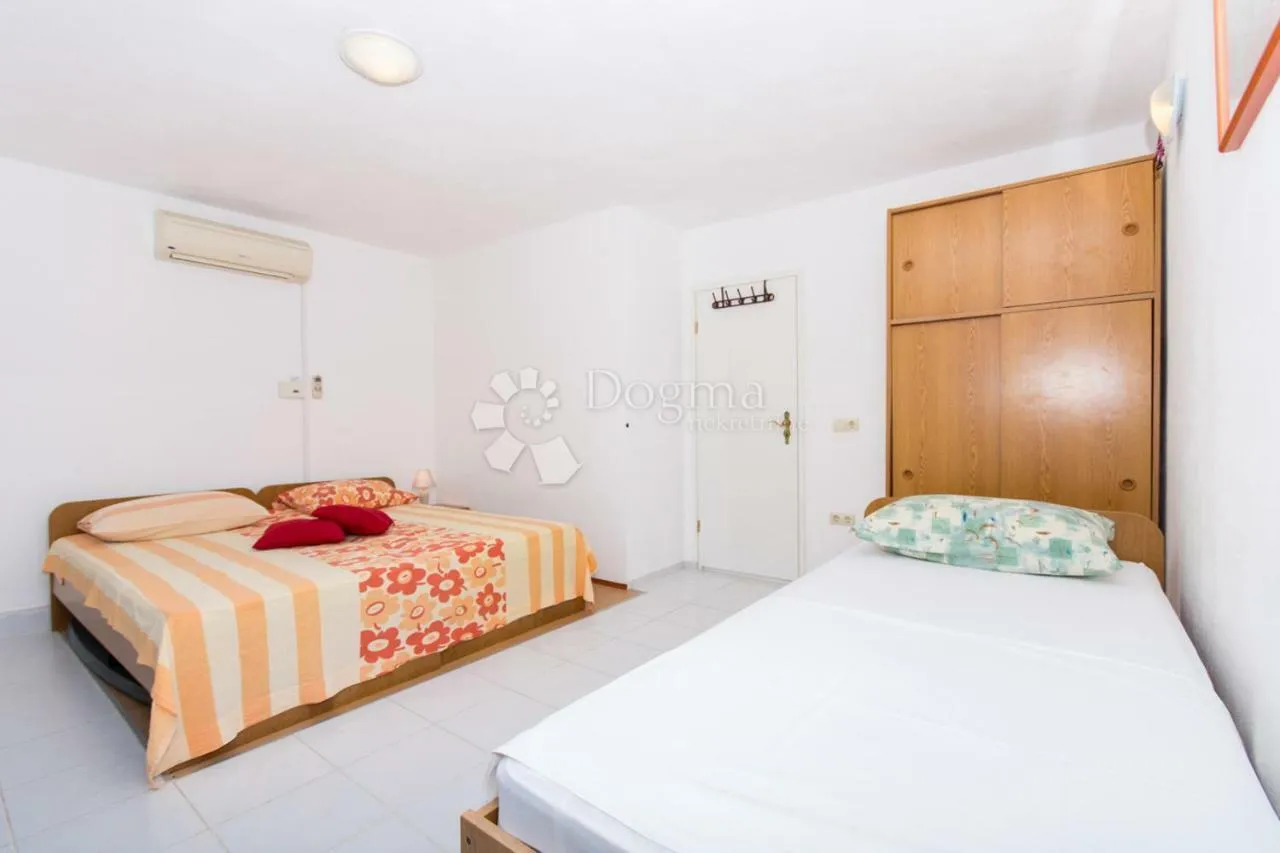kuća s apartmanima, bazenom i garažom – okrug gornji - slika 7