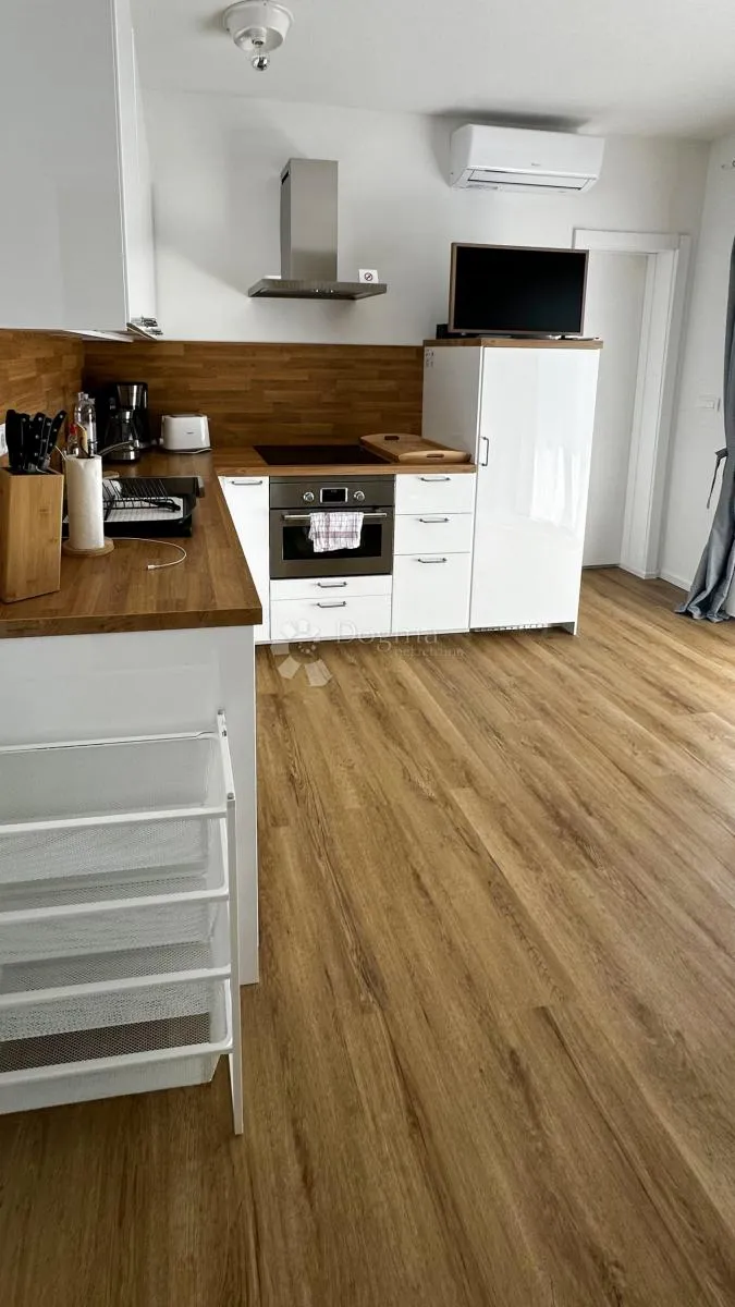 čiovo-kuća s 3 apartmana i bazenom - slika 7