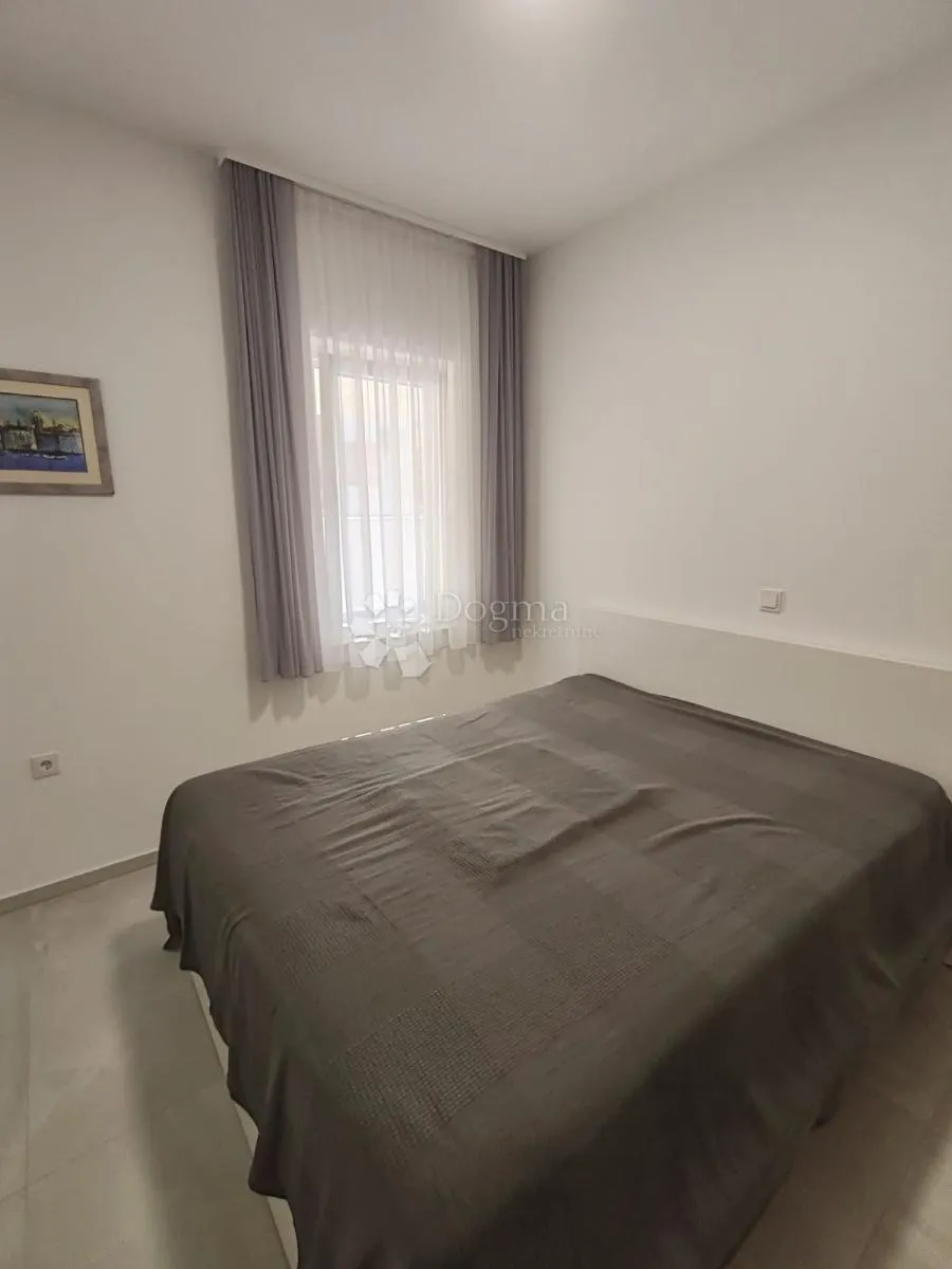 vodice - prekrasna novoizgrađena kuća s garažom i dvorištem - slika 33