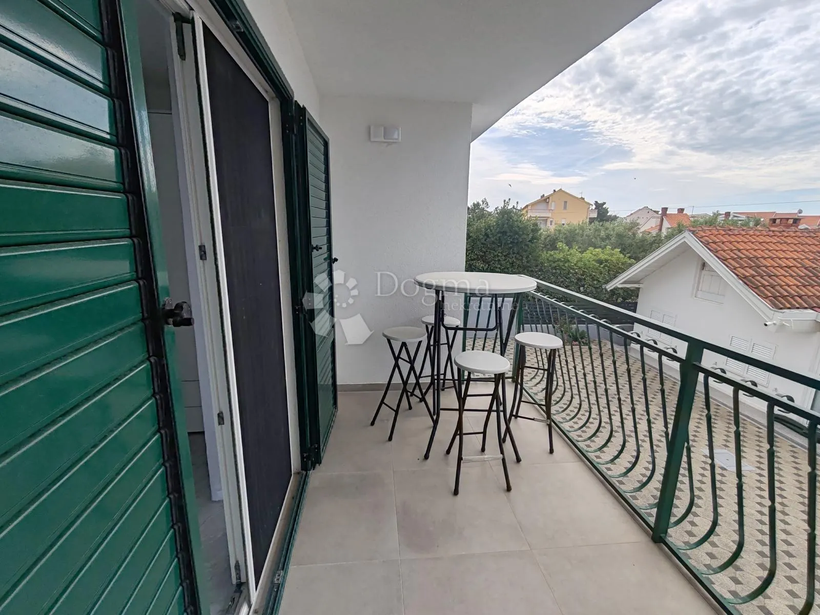 vodice - stan na prvom katu s pogledom na more - 150 metara od plaže - slika 11