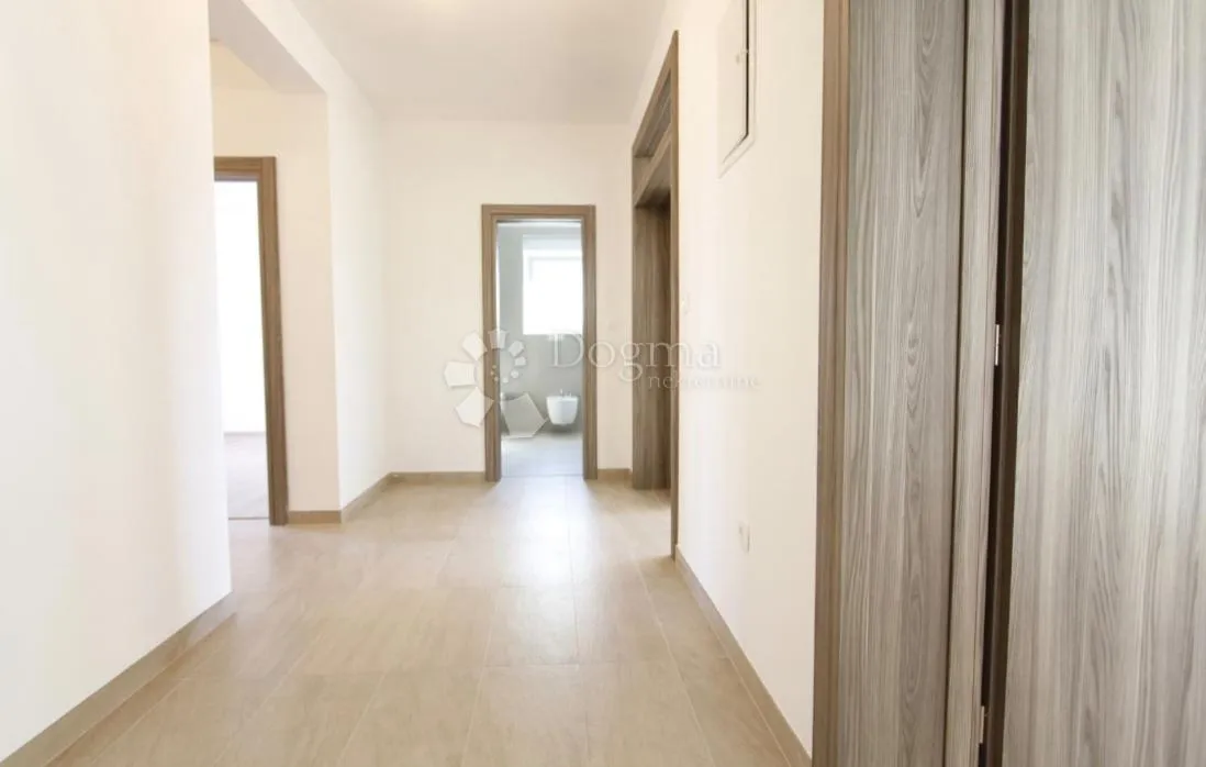 vodice - dvoetažni stan na 1. katu 130 m2 - slika 9