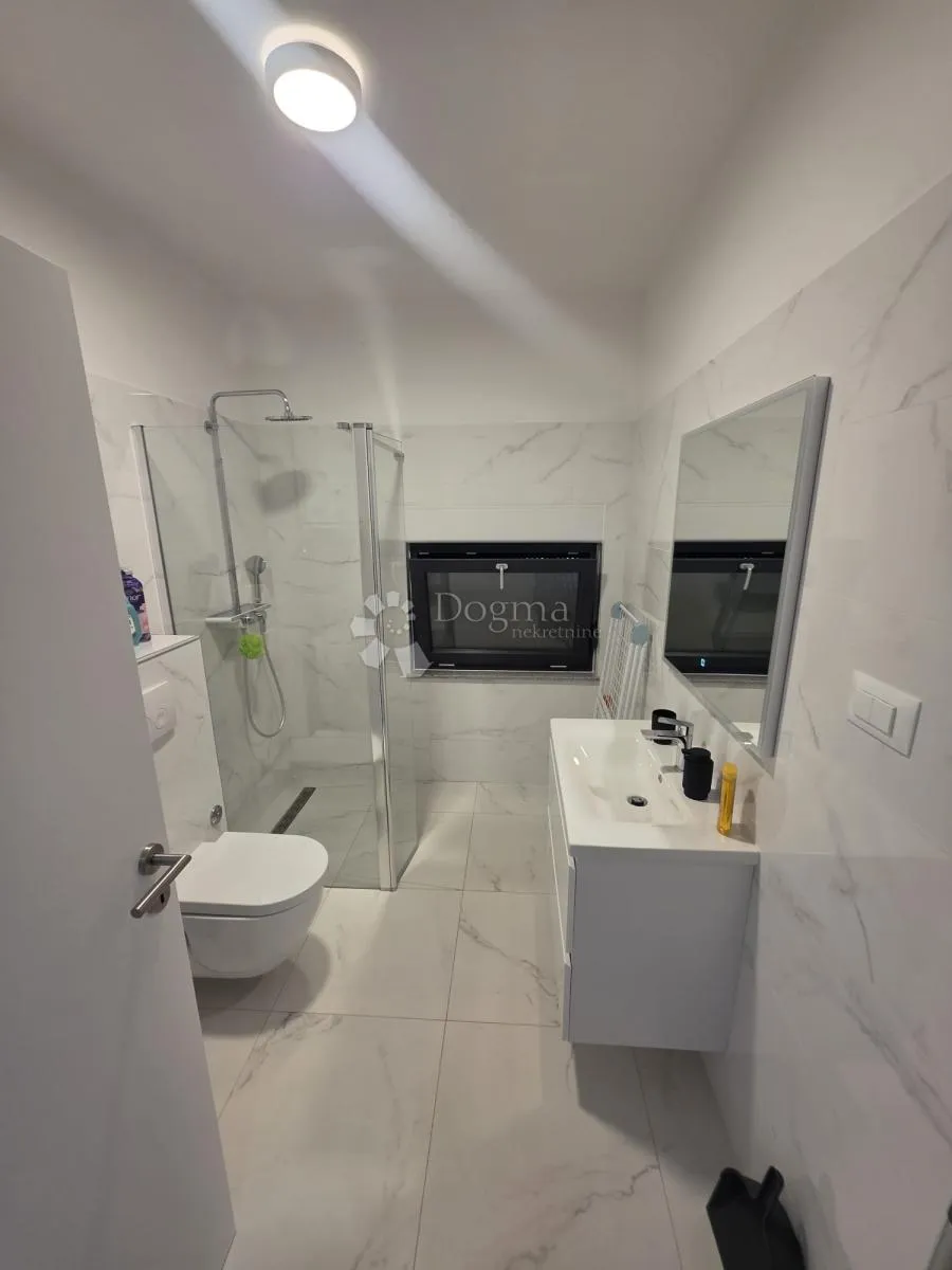 rogoznica-predivan stan 80m od mora - slika 13