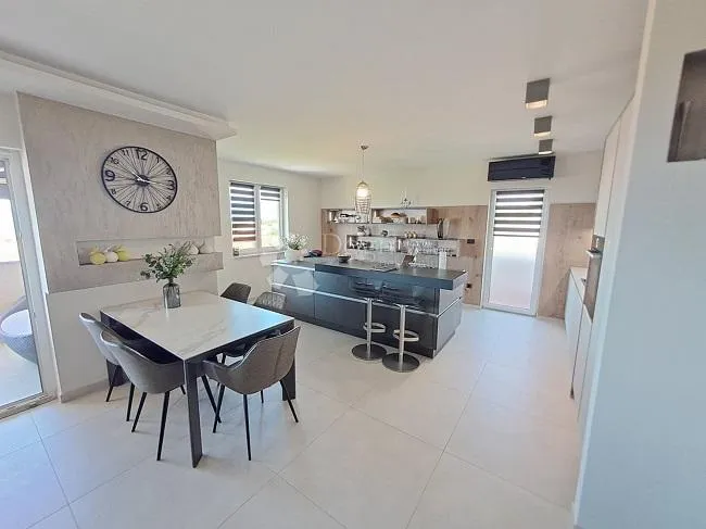 rijeka, hosti, panoramski pogled i 200 m² savršenog doma - slika 3