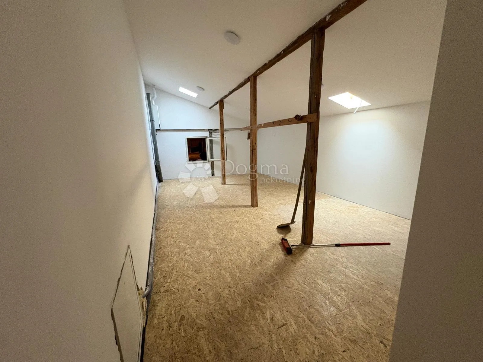 prostrana katnica u retfali – 291 m² s dvorištem - slika 9