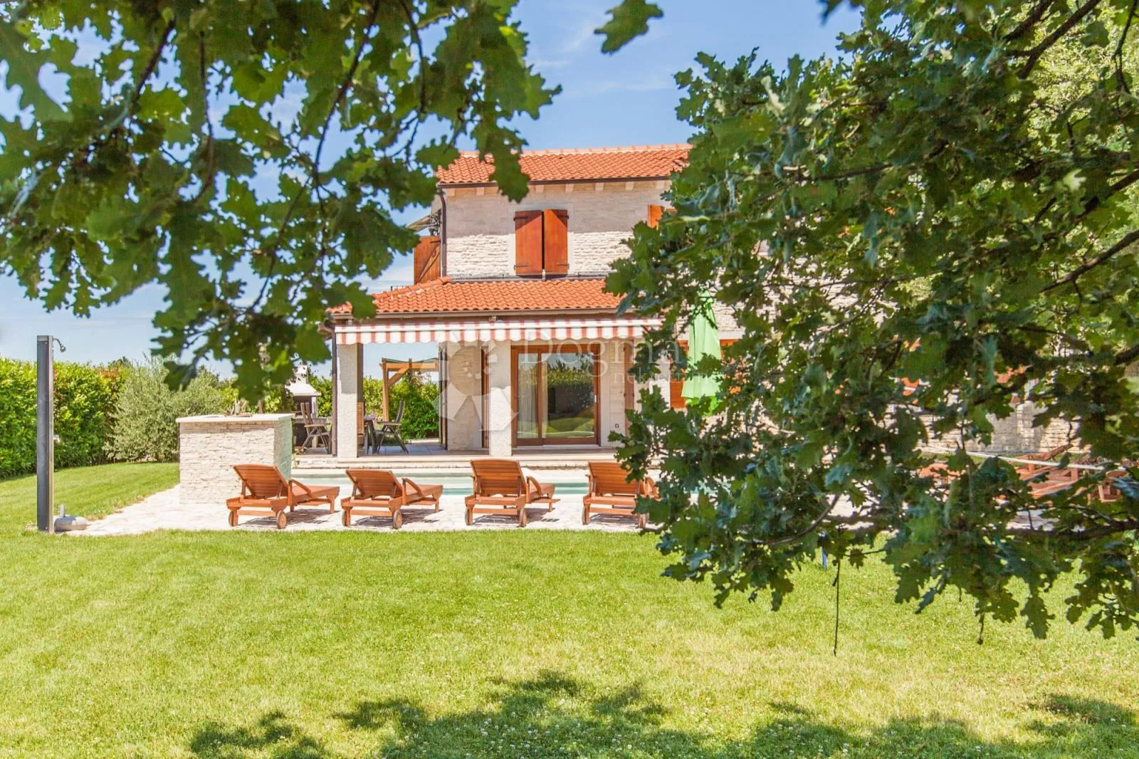 kvalitetna kamena vila s bazenom na prekrasnoj lokaciji - slika 32
