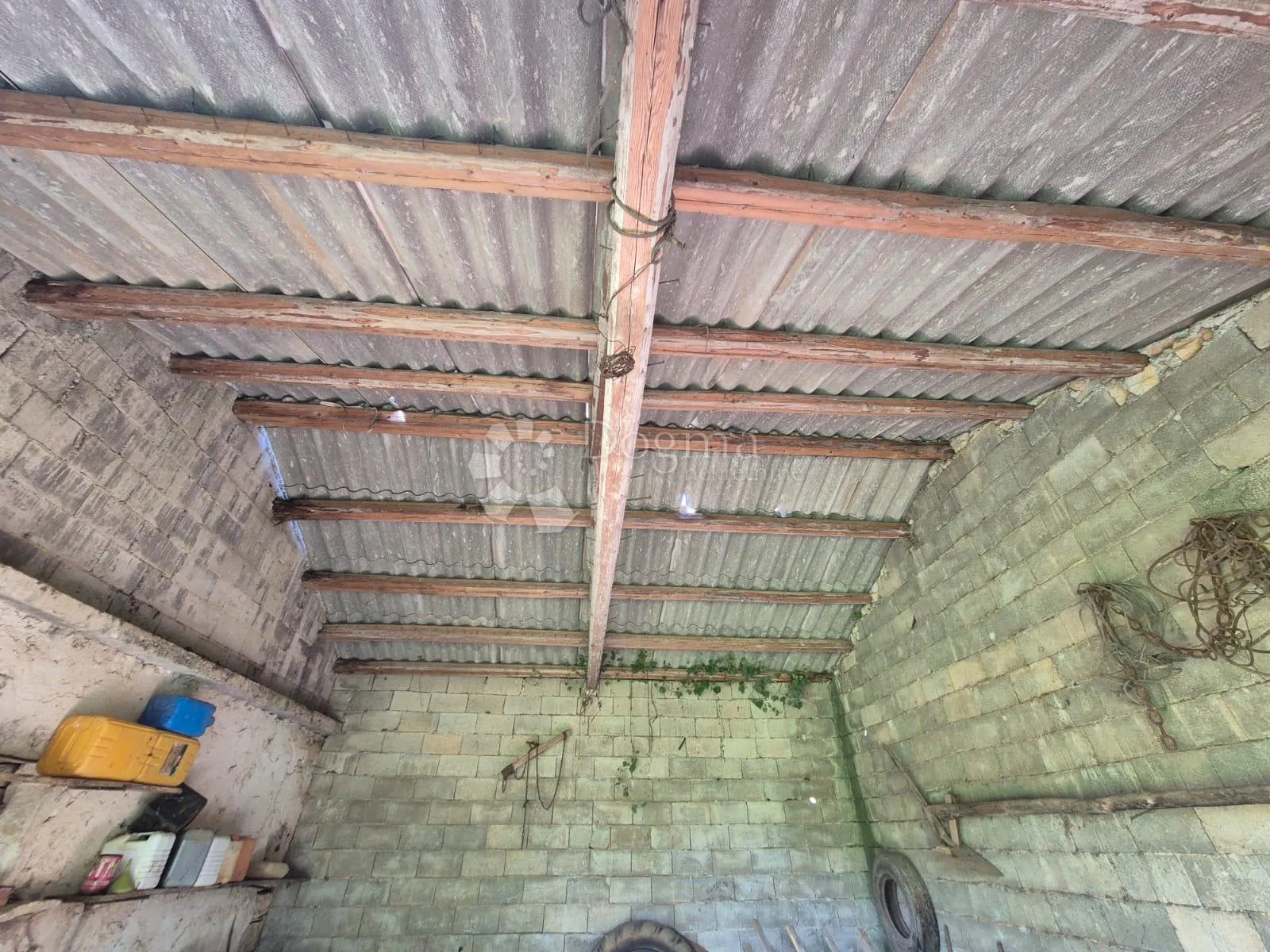 starina za adaptaciju s garažom i dvorištem - slika 12