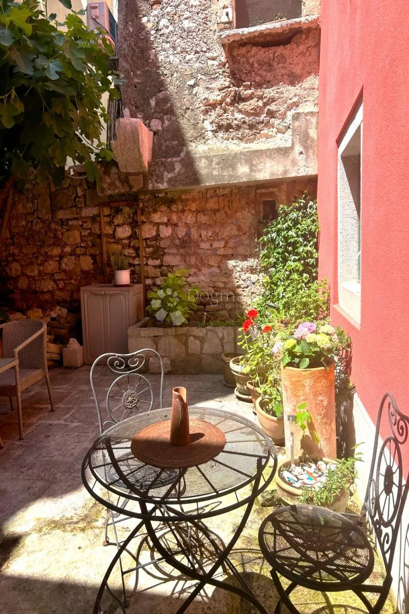 rovinj – unikatna kuća s vrtom u srcu starog grada - slika 2