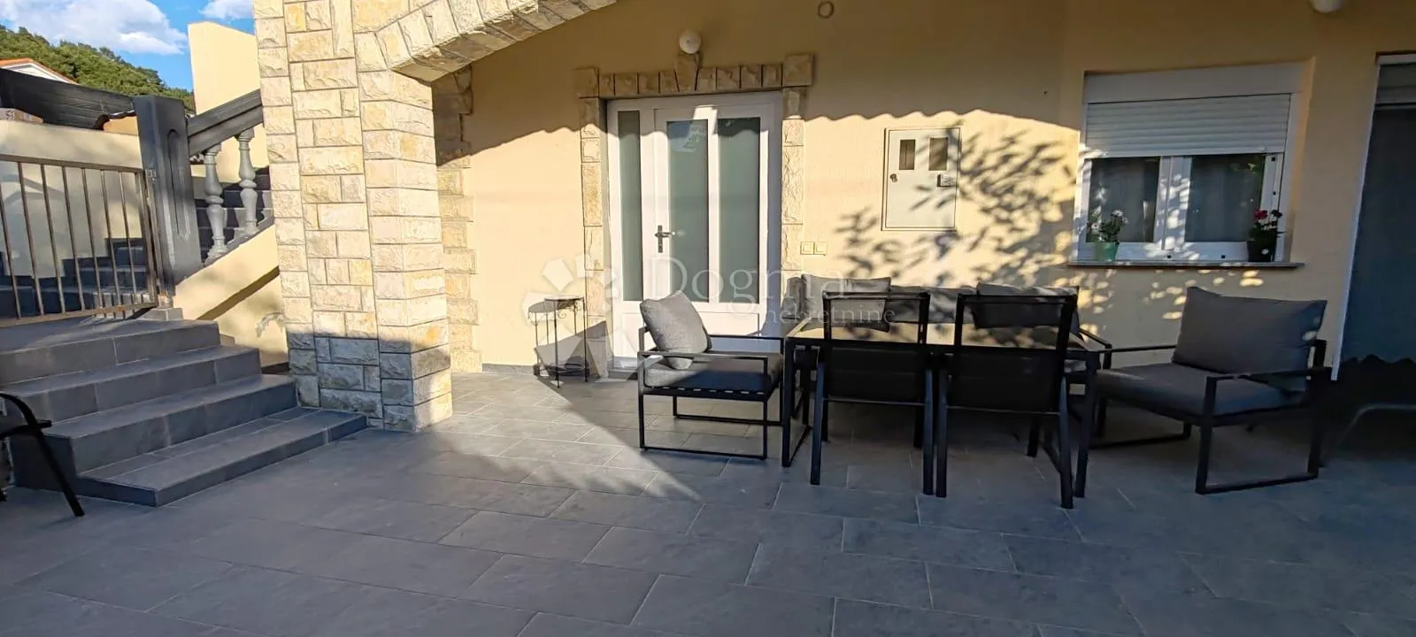 stan u prizemlju sa lijepim dvorištem. supetarska draga - slika 7