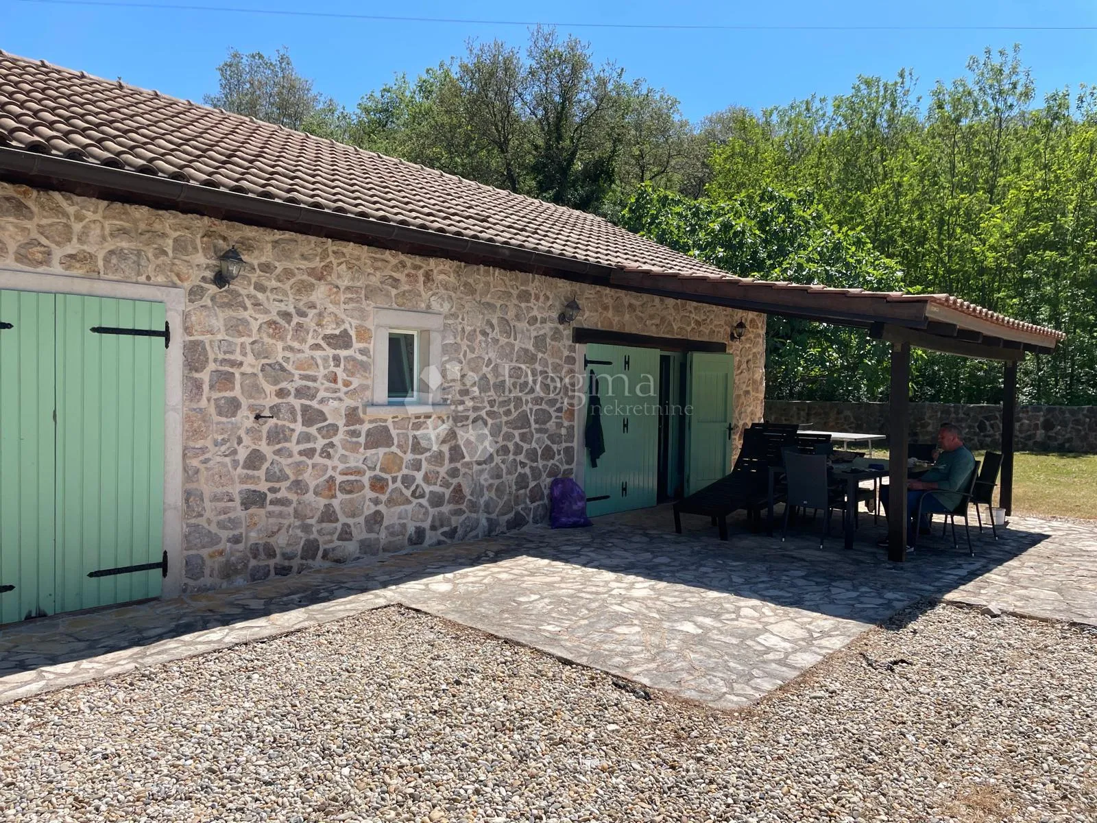 kuća sa bazenom, okružena zelenilom - slika 4
