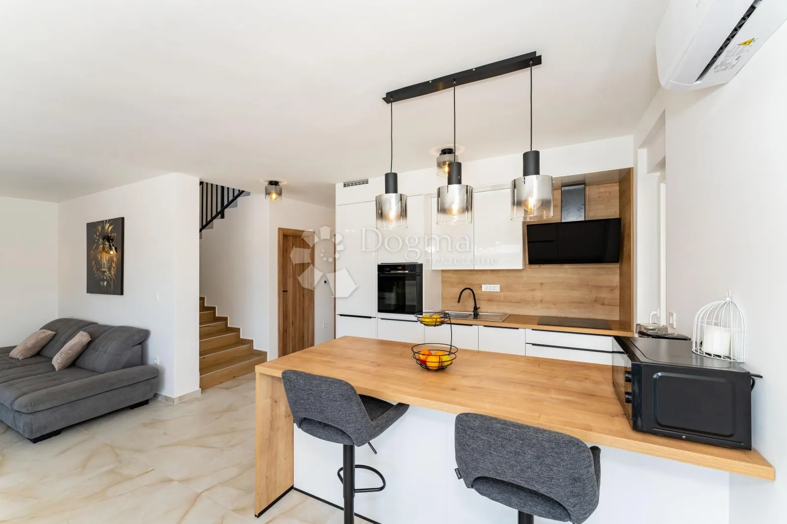 moderna vila s bazenom u žeravi - slika 18