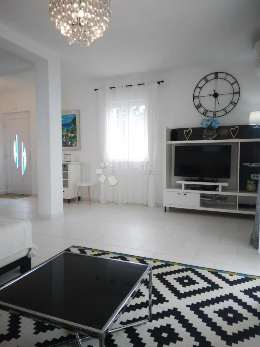 luksuzna vila s bazenom u središtu vrsi – blizina mora, privatnost i elegancija - slika 7