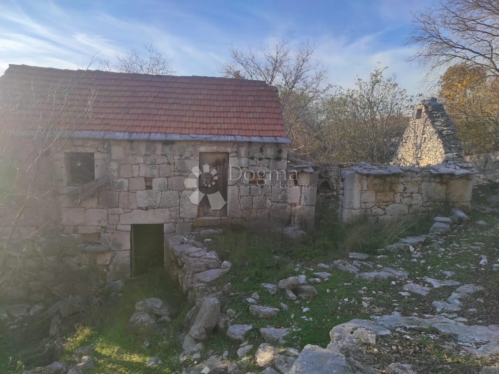kamene kuće sa 3.500 m² zemljišta – mir, privatnost i blizina splita - slika 7