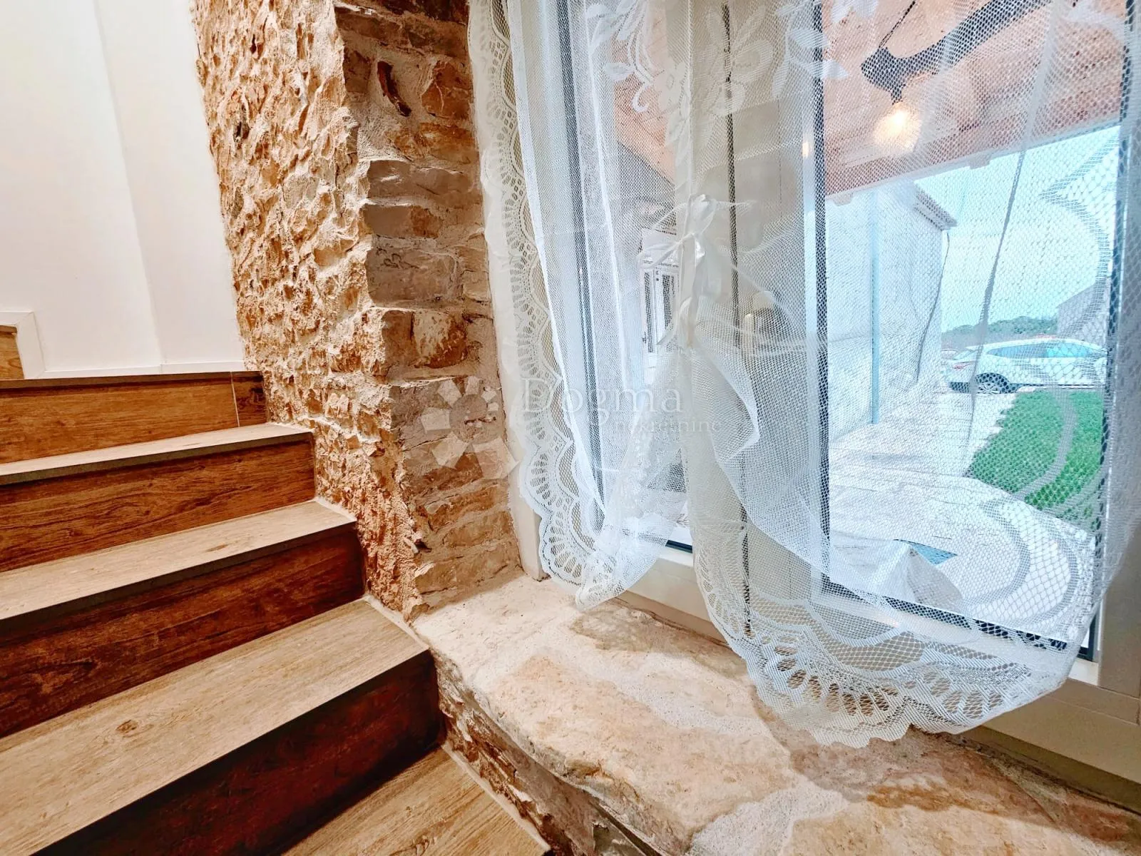 predivna kamena kuća sa bazenom i okućnicom - slika 12