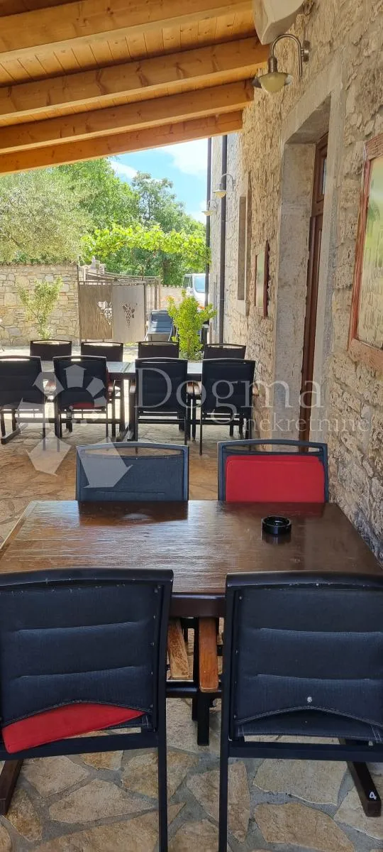 uhodani posao vila sa restoranom 2 km od mora - slika 27