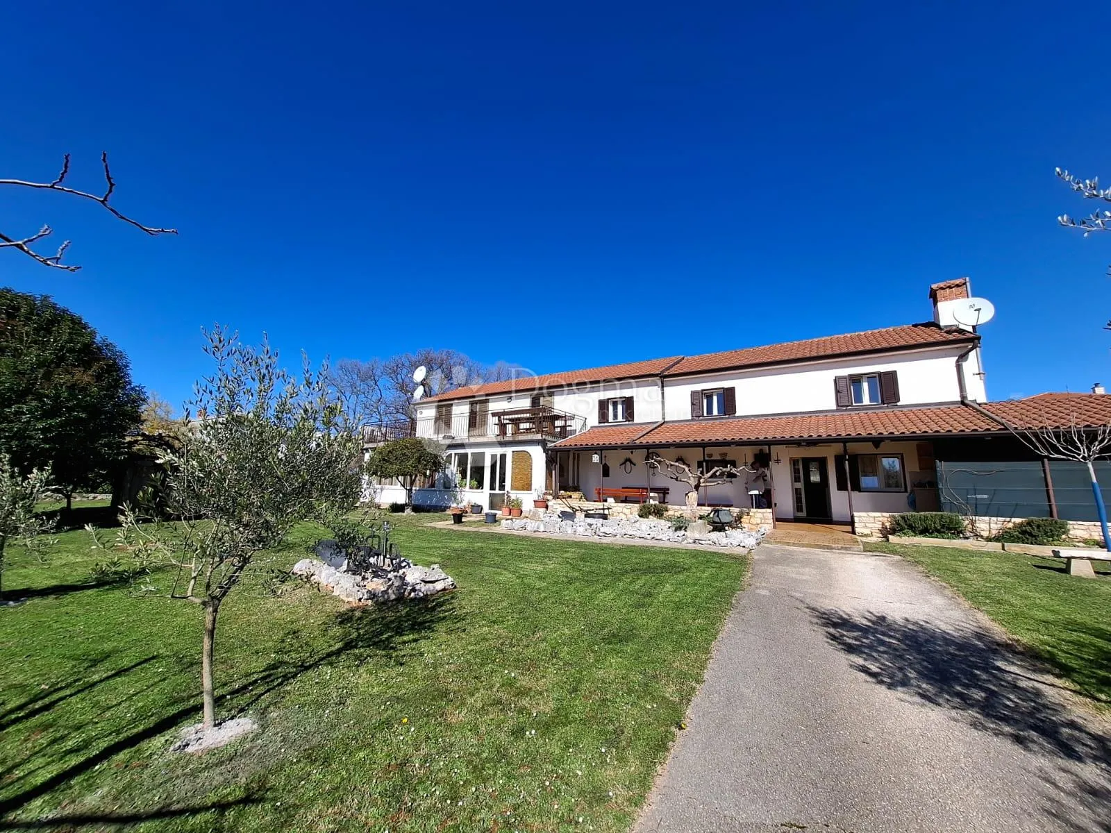 karigador - kuća sa 3 stana 300m od mora - slika 1