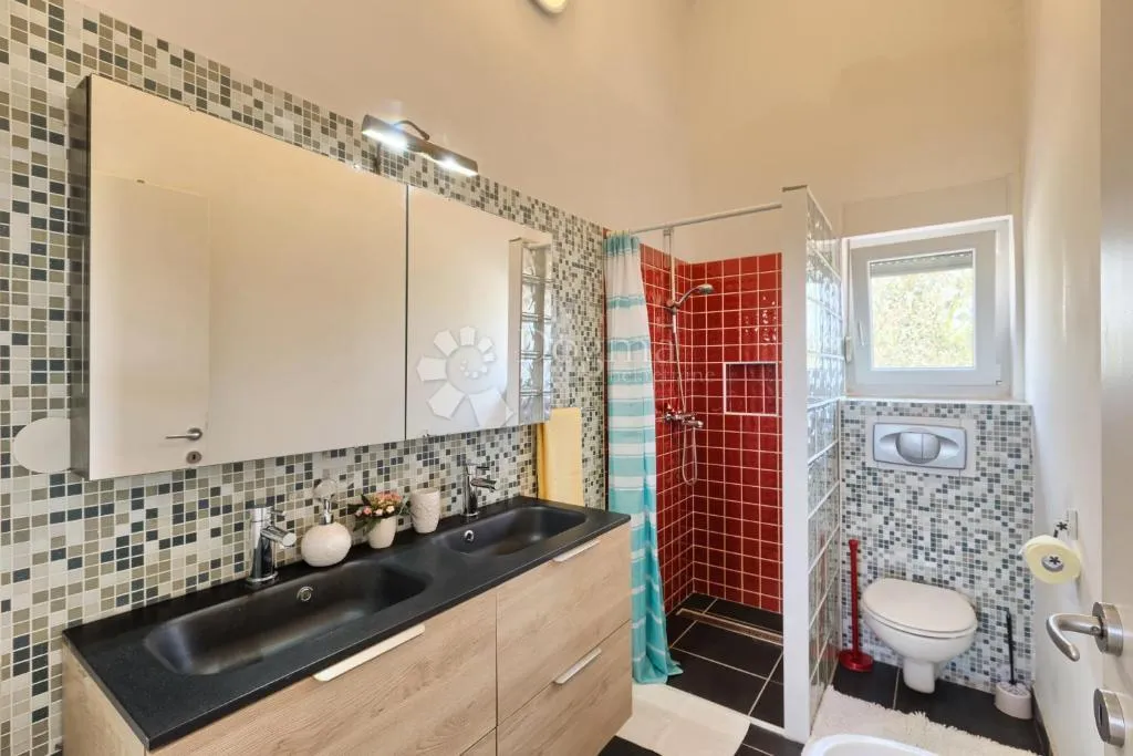 ekskluzivno! apartmanska vila u blizini mora - slika 14