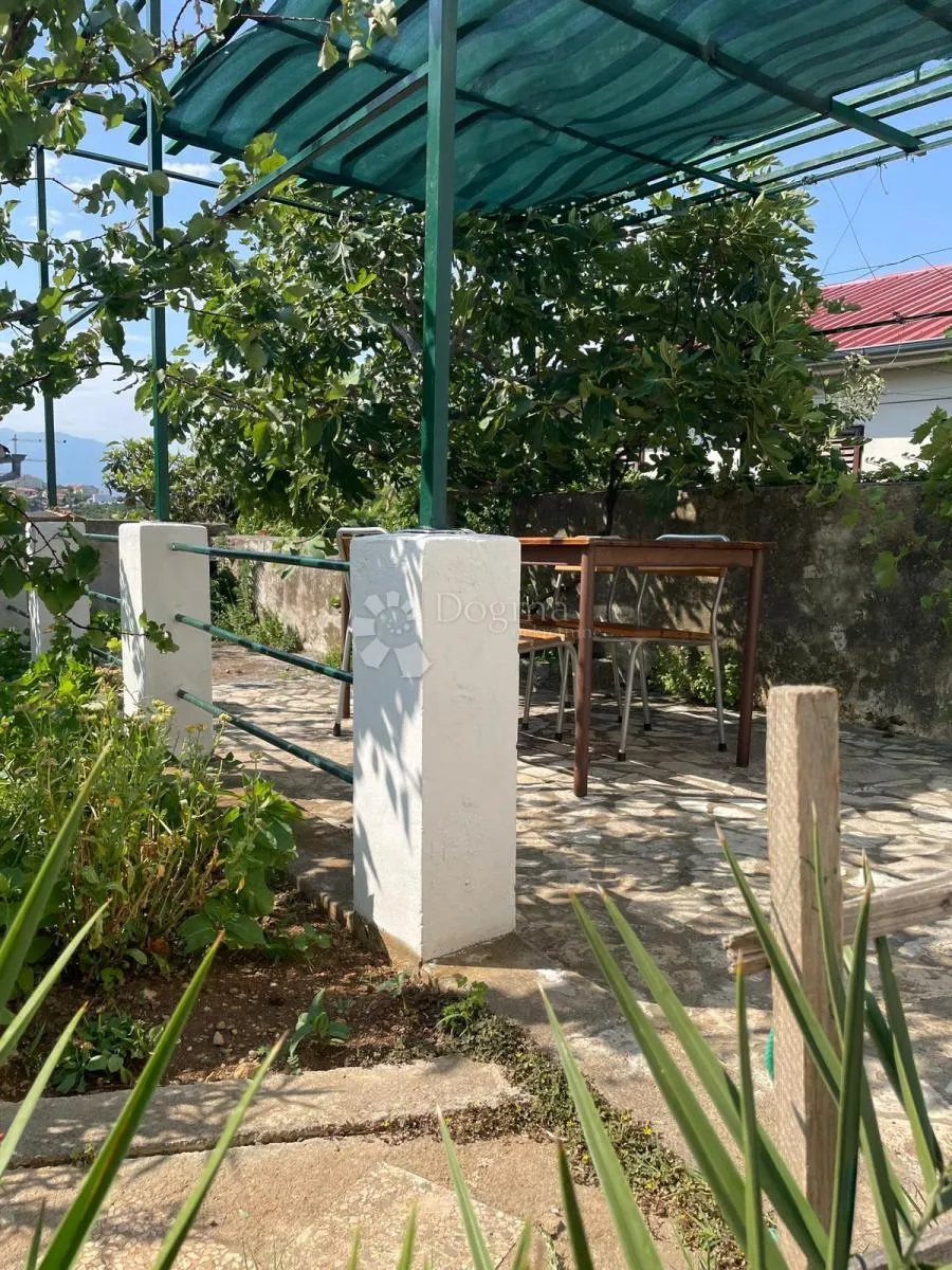 senj, kuća s dva stana i okućnicom. - slika 32