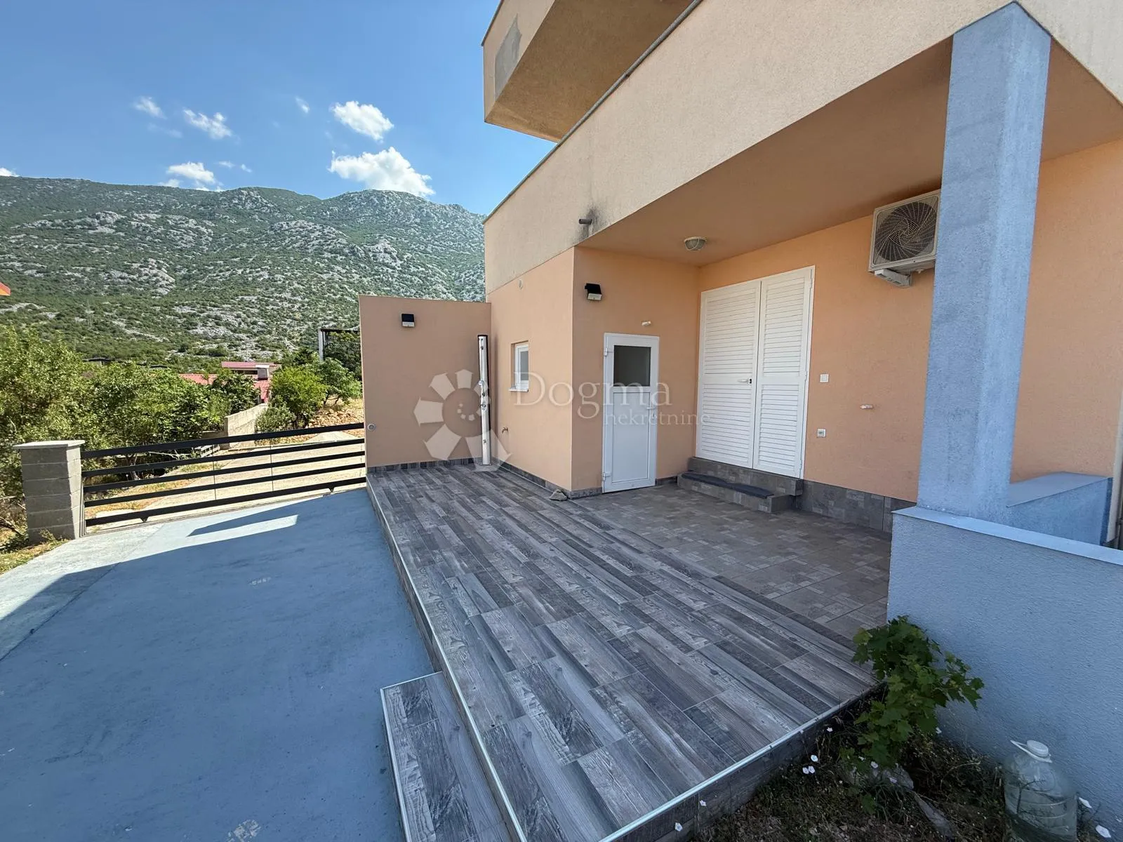 apartman novo velike terase 200 m od mora sniženo - slika 31