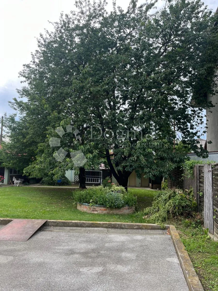 prekrasna vila sa velikom uređenom okućnicom - slika 25