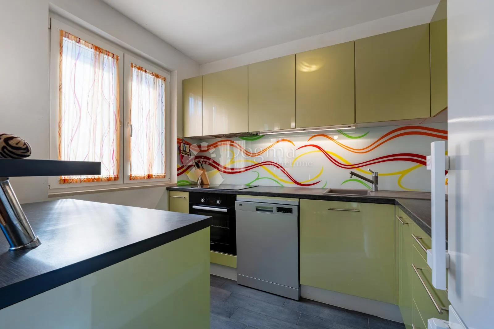 rijeka,škurinje-trosoban stan prostran od 85m2 - slika 2