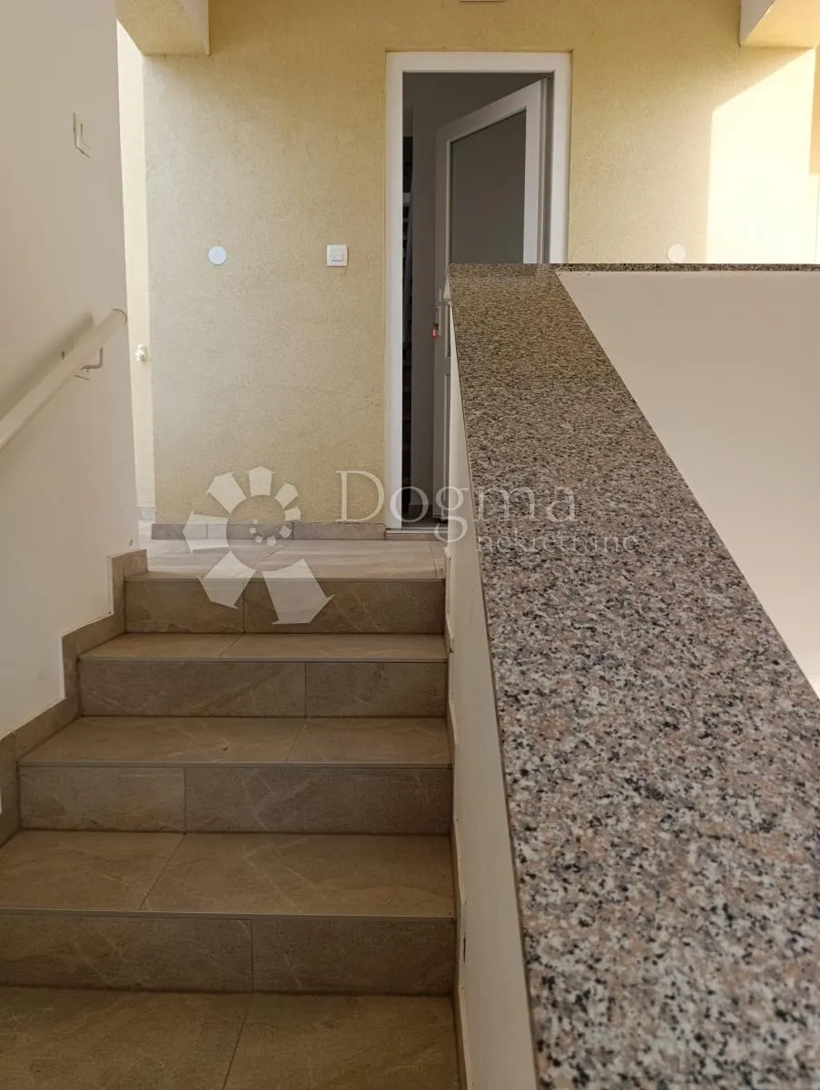ljubač - kuća s pet stambenih jedinica - slika 27