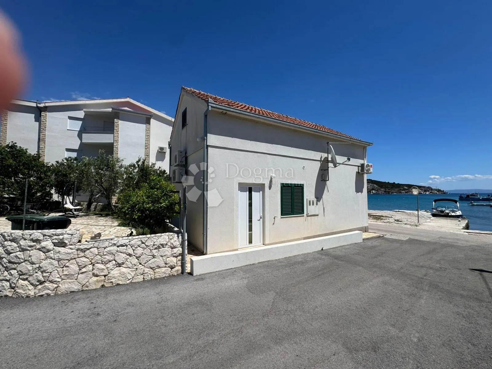 kuća s 3 apartmana i poslovnim prostorom vinišće - slika 16