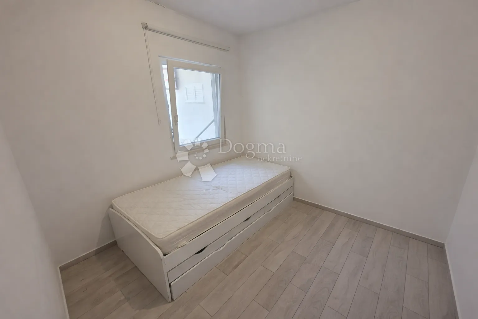rogoznica-namješteni trosobni stan blizu mora - slika 11