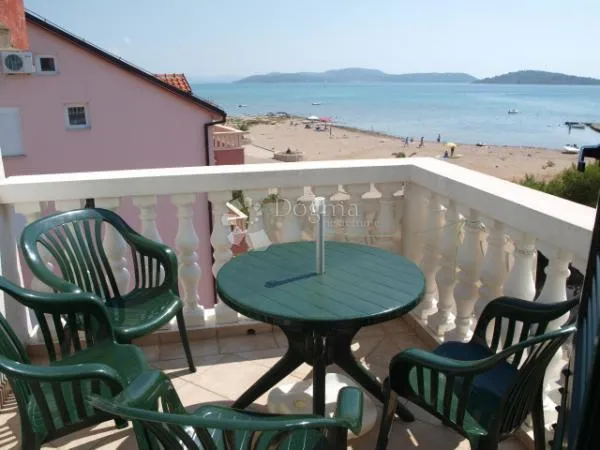 srima - atraktivna apartmanska kuća uz more - slika 6