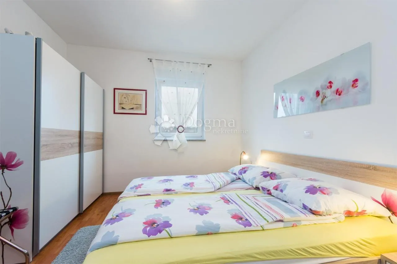 vila sa bazenom na mirnoj lokaciji - slika 24