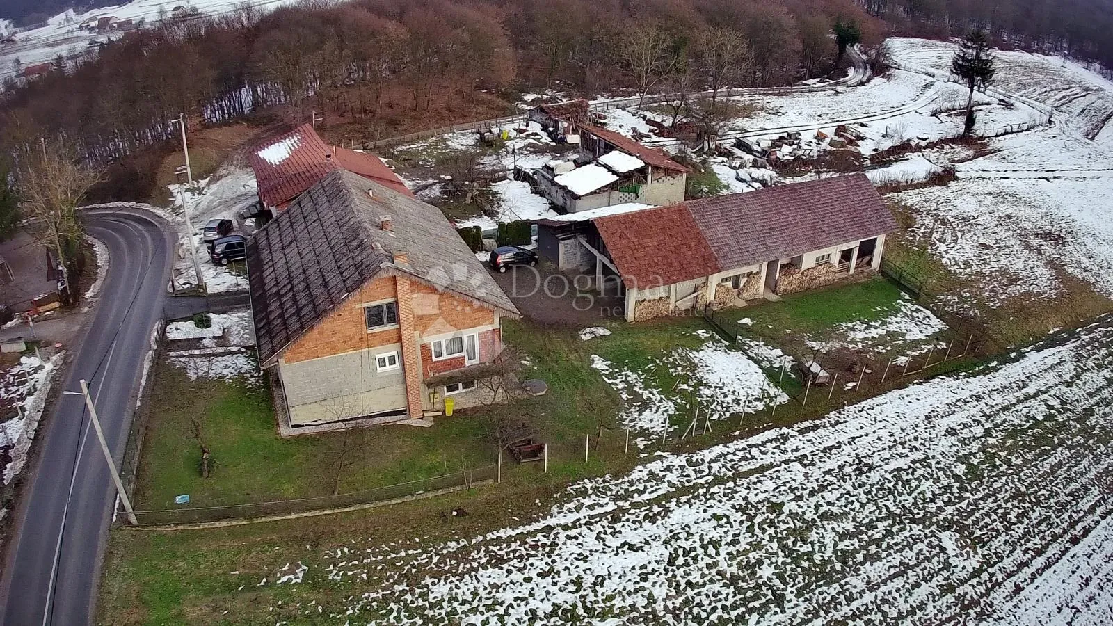 kuća s dva stana, gospodarskim objektom i gotovo 3 hektra zemljišta - slika 52