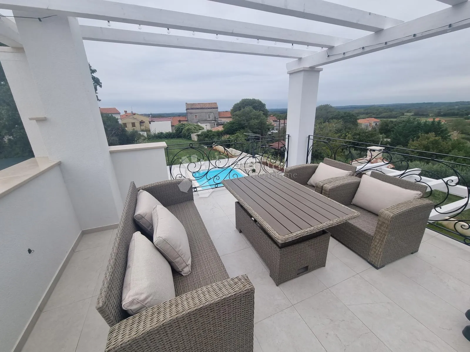 novoizgrađena vila u okolici barbana na brežuljku s otvorenim pogledom - slika 36