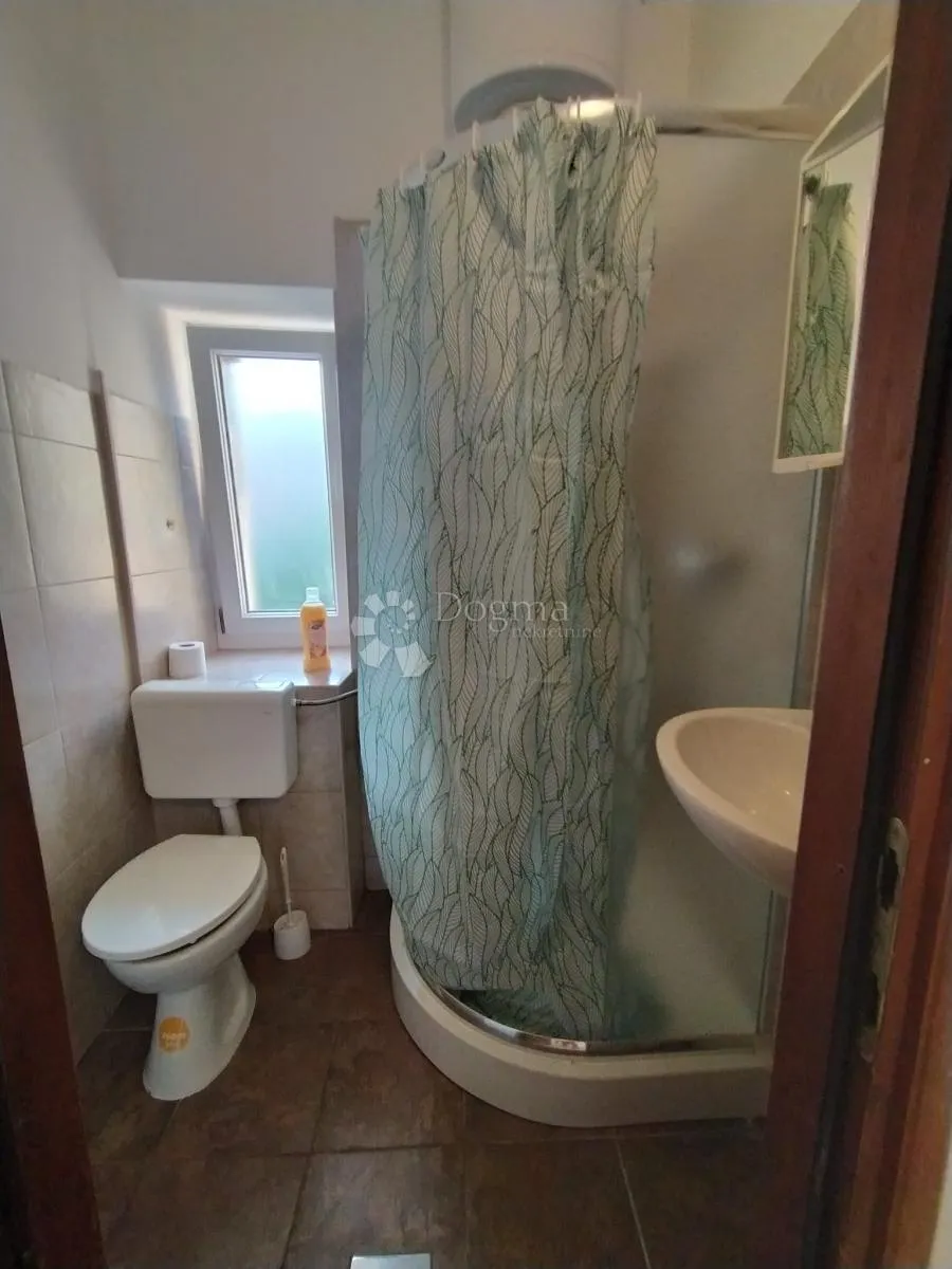 četverosoban stan u centru pule - 4 studio apartmana - slika 21