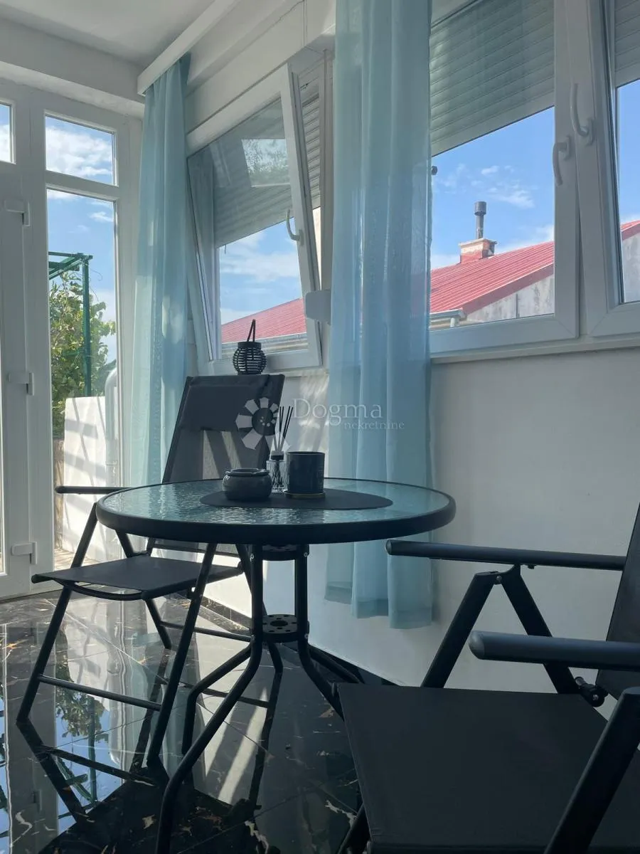 senj, kuća s dva stana i okućnicom. - slika 23