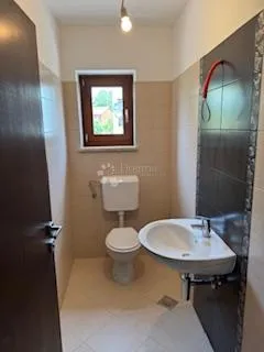 dvoetažna kuća s bazenom i dva parkirna mjesta, kaštel, istra - slika 6