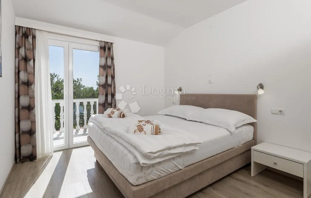 banjol-dvojna mediteranska vila s pogledom na more i bazenima - slika 33