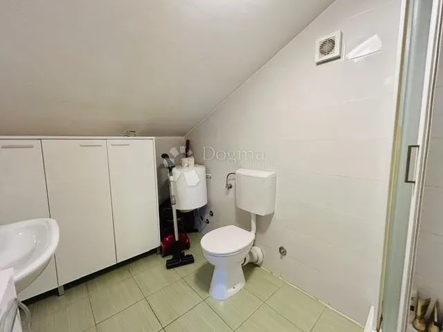 dvoetažni komforan stan na viškovu - slika 26