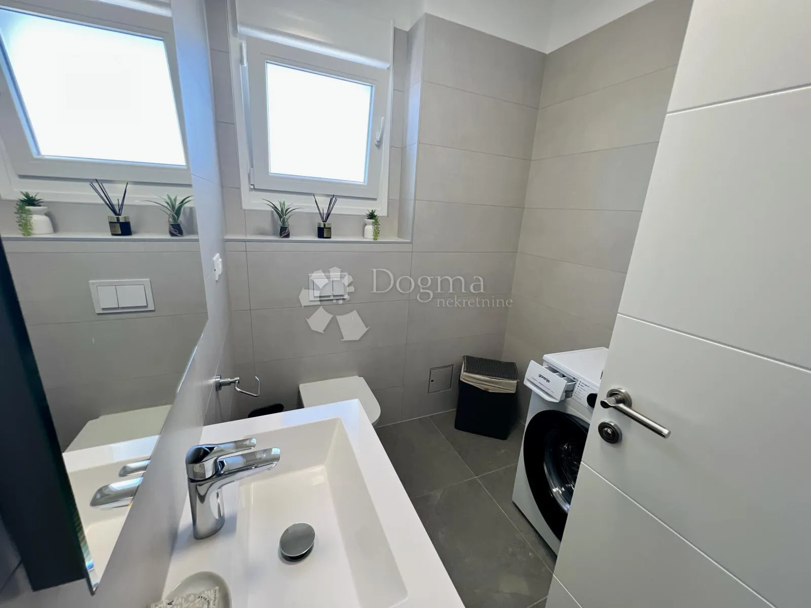 ekskluzivan penthouse s krovnom terasom i pogledom na more - slika 11