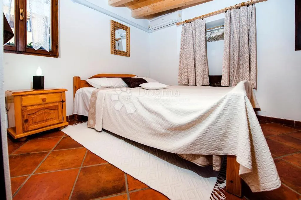sjajan etažirani stan 40 m² – prvi i drugi kat, 100 m od mora! - slika 8