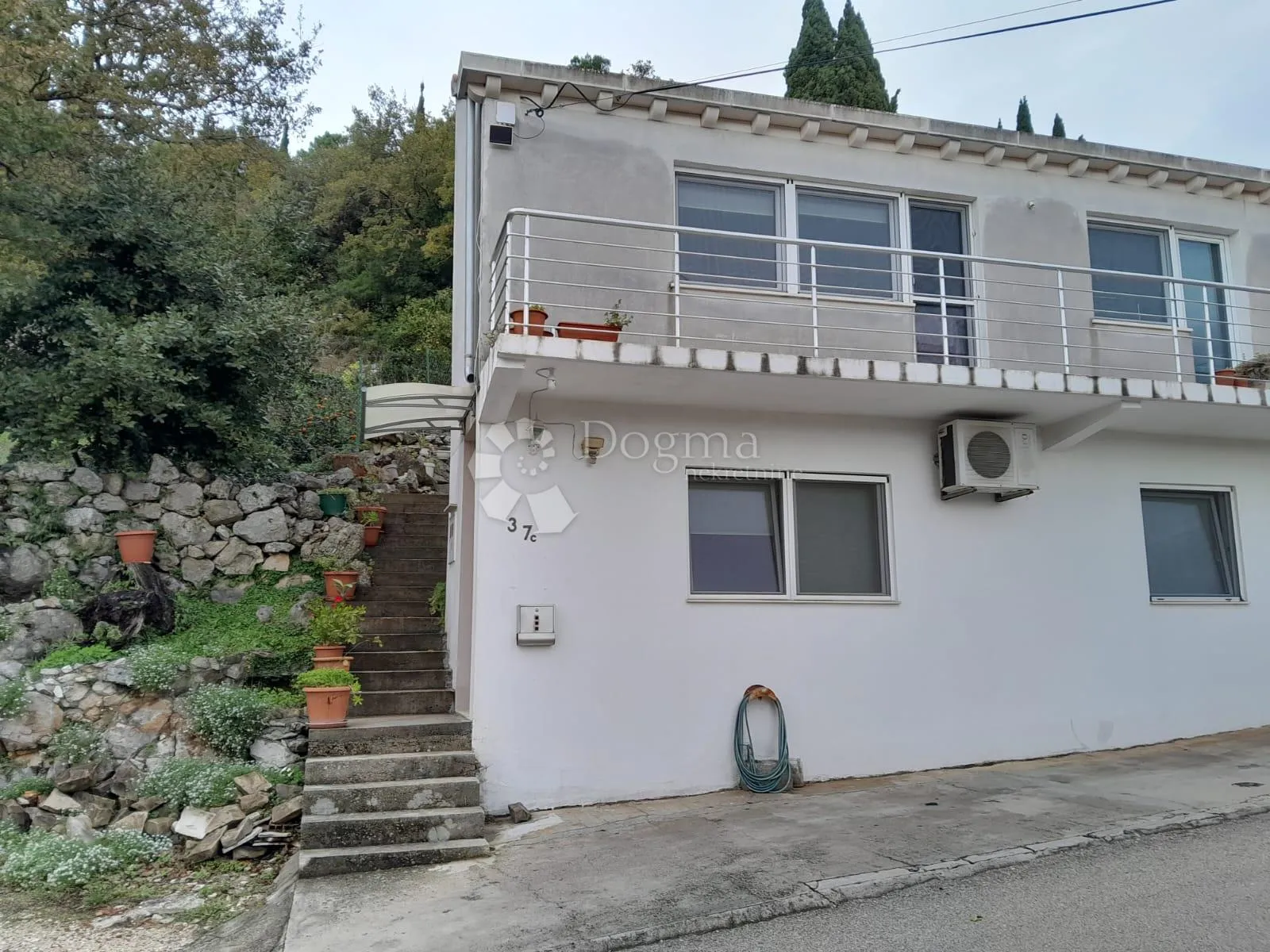 kuća u popovićima - blizina plaže pasjača - slika 2